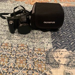 Olympus SP-610UZ 14 megapixel digital camera